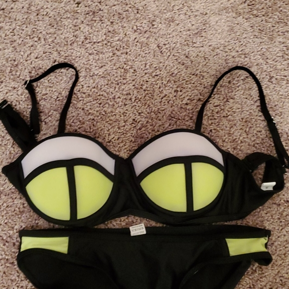 Color Block Bikini - Picture 2 of 3